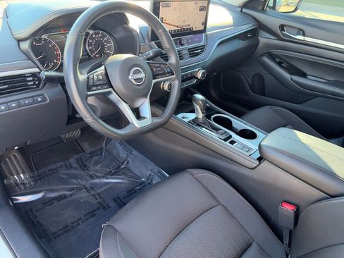 Used 2023 Nissan Altima 2.5 SV w/ SV Premium Package image 8