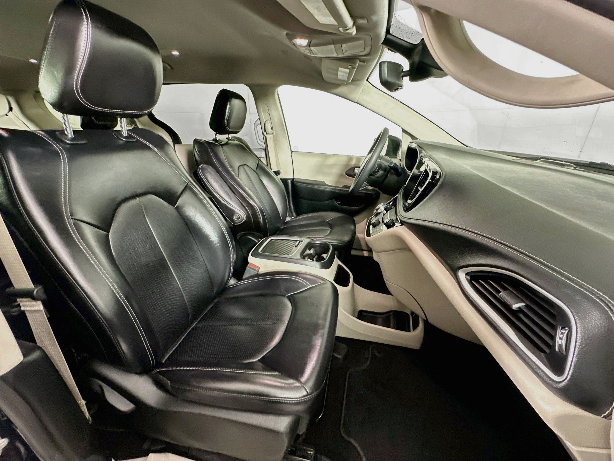 Used 2023 Chrysler Pacifica Touring-L FWD image 30