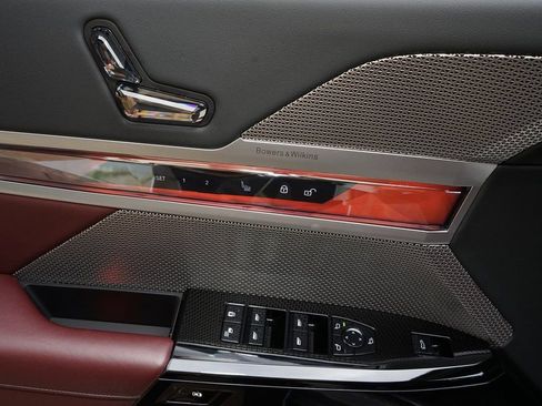 Used 2023 BMW 740i w/ Executive Package image 30