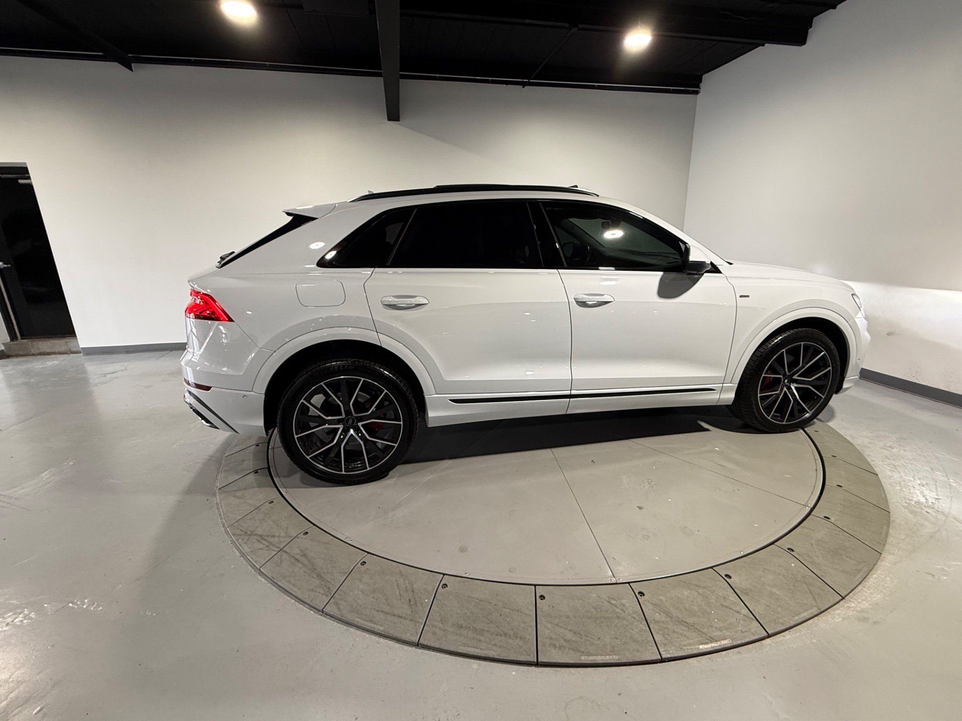 Used 2019 Audi Q8 Prestige w/ Luxury Package AWD/4WD image 9