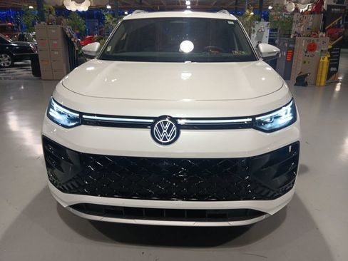 Used 2025 Volkswagen Tiguan SEL R-Line AWD/4WD image 10