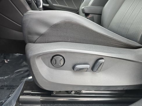 Certified 2023 Volkswagen Tiguan SE R-Line image 28