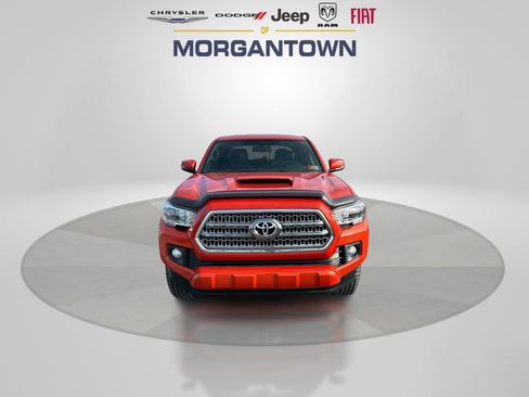 Used 2017 Toyota Tacoma 4x4 Double Cab image 2