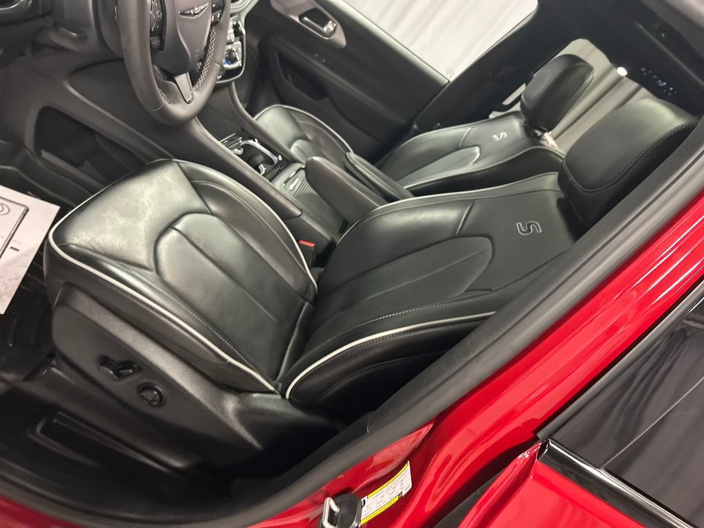 Used 2025 Chrysler Pacifica Premium FWD image 10