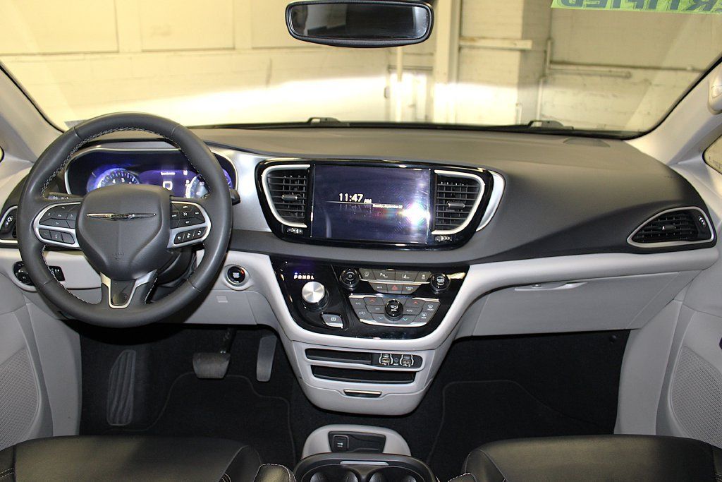 Certified 2024 Chrysler Pacifica Touring-L FWD image 9