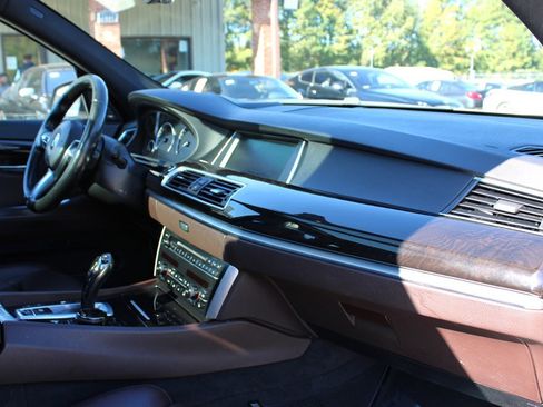 Used 2015 BMW 550i Gran Turismo xDrive image 17