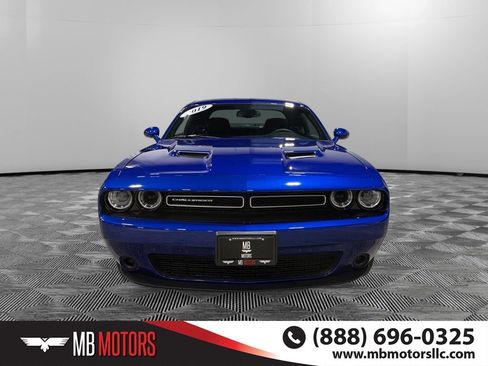 Used 2019 Dodge Challenger SXT image 10