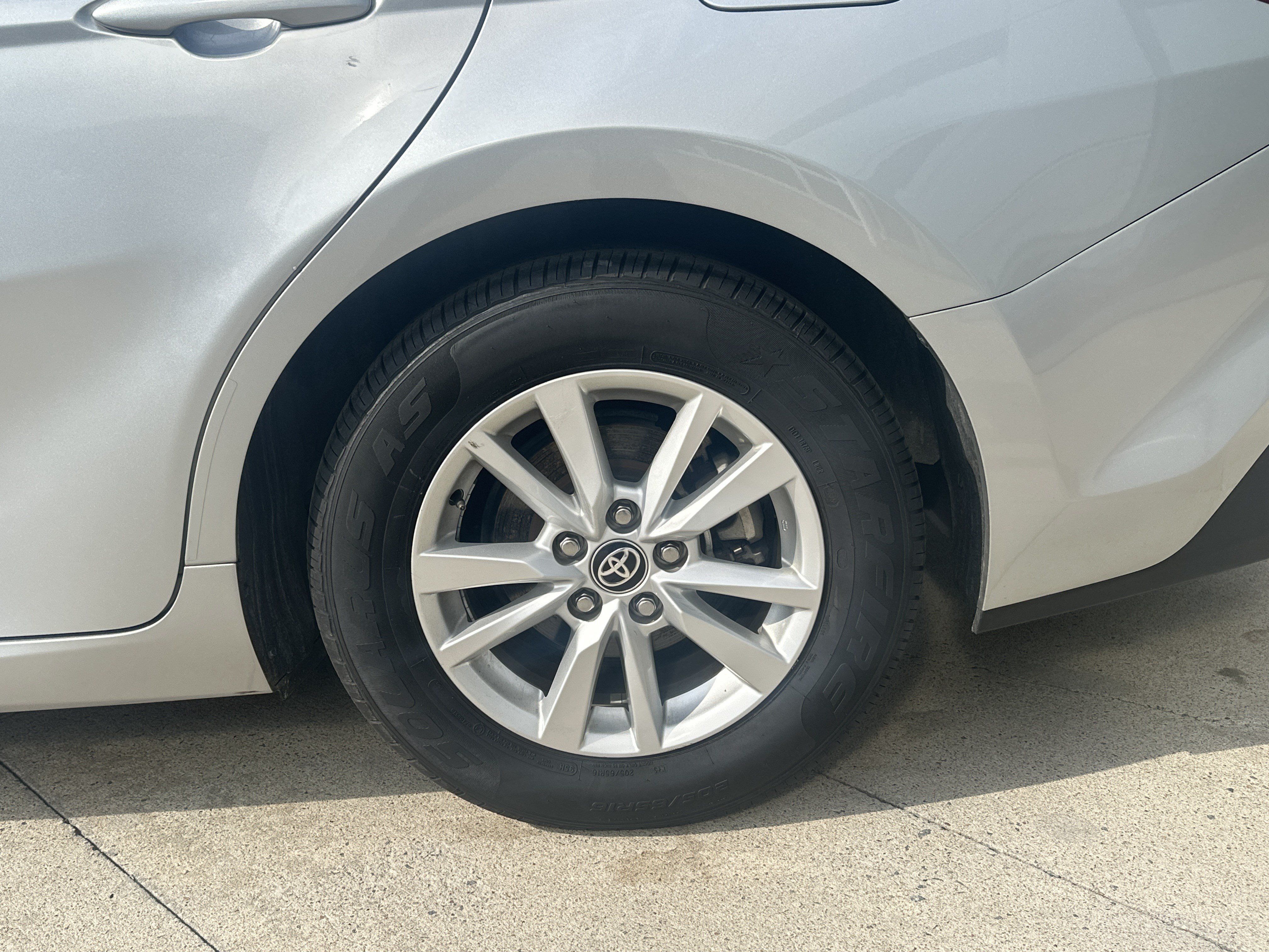 Used 2025 Toyota Camry LE FWD image 3