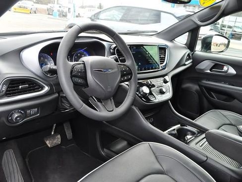 Used 2025 Chrysler Pacifica Limited FWD image 9