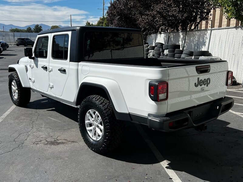 Used 2023 Jeep Gladiator Sport AWD/4WD image 5