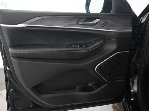 Used 2024 Jeep Grand Cherokee Limited w/ Luxury Tech Group II AWD/4WD image 20