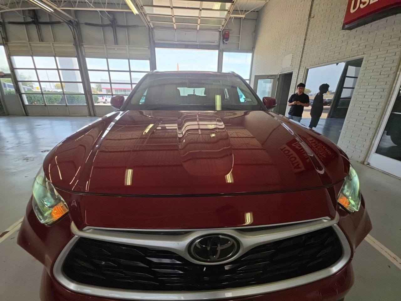 Used 2021 Toyota Highlander XLE FWD image 2