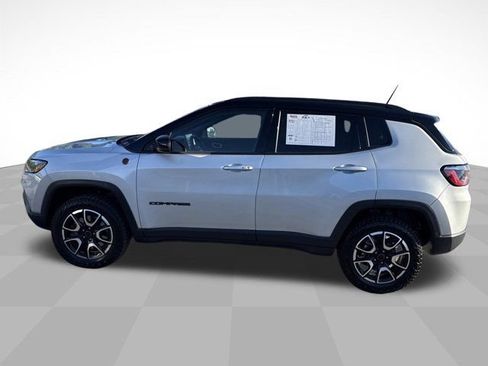 Used 2025 Jeep Compass Trailhawk AWD/4WD image 4