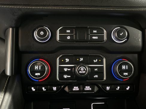 Used 2023 Chevrolet Suburban Premier image 21