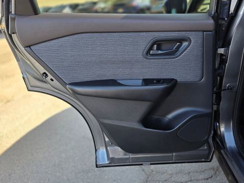 Used 2023 Nissan Rogue S image 17