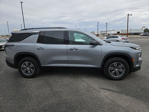 Used 2024 Chevrolet Traverse LT image 9