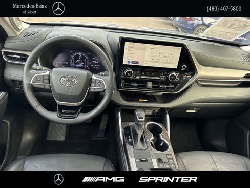 Used 2024 Toyota Highlander Limited image 22