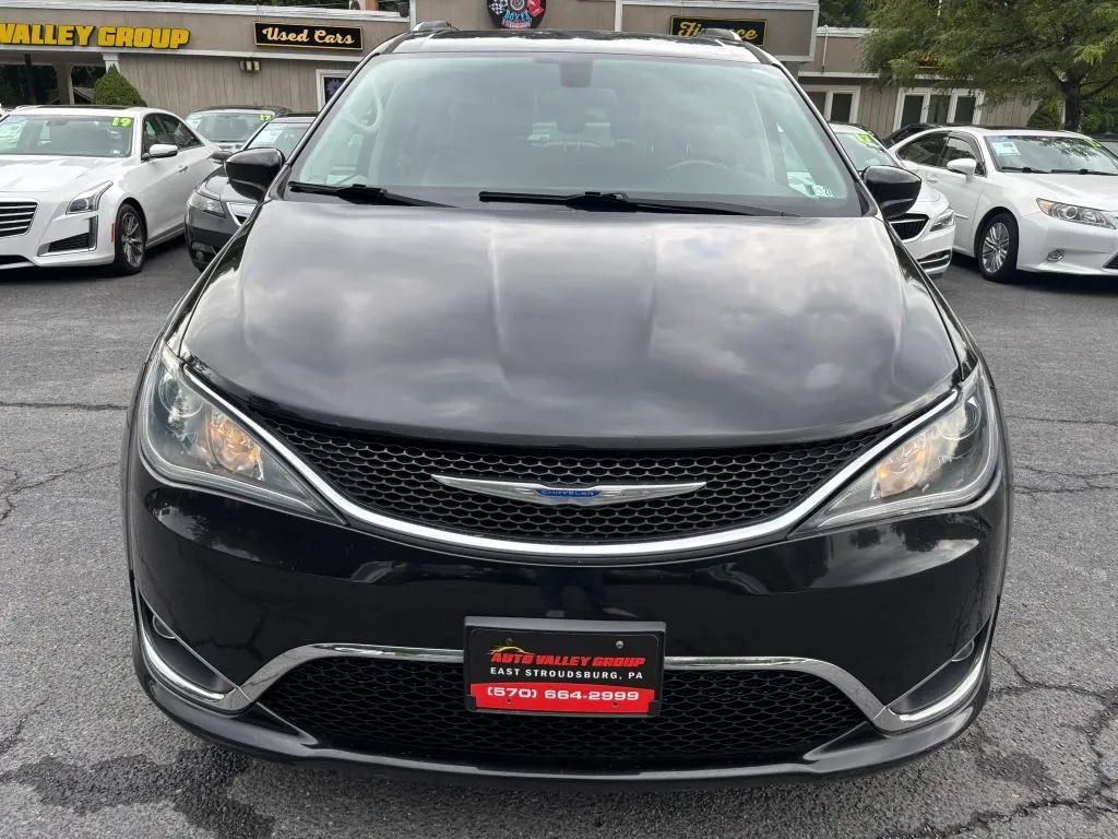 Used 2018 Chrysler Pacifica Touring-L FWD image 3