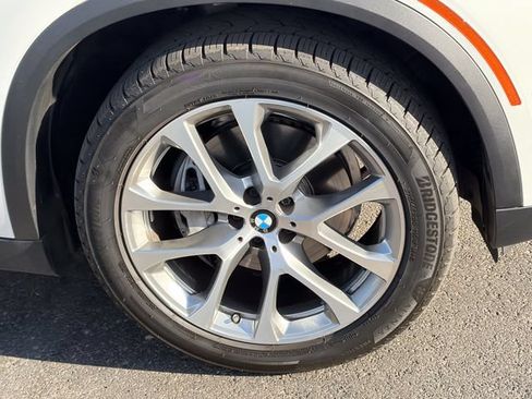 Used 2024 BMW X5 xDrive40i w/ Premium Package AWD/4WD image 3