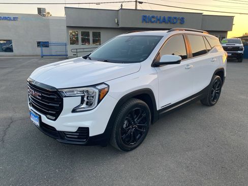 Used 2022 GMC Terrain SLE w/ Elevation Edition image 9