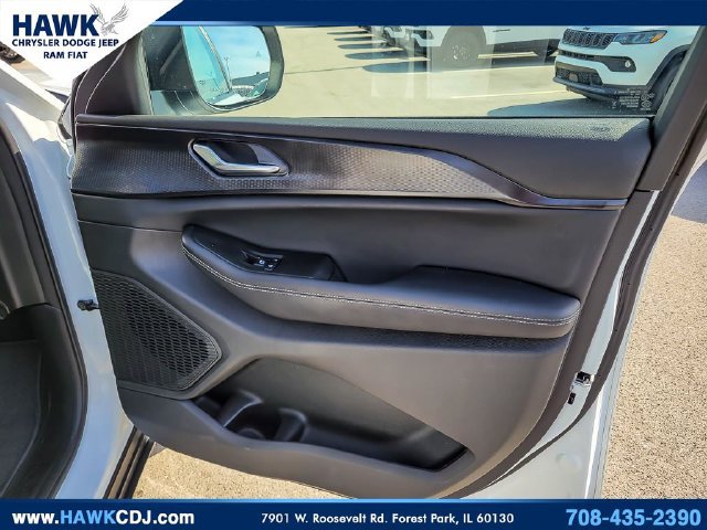Certified 2025 Jeep Grand Cherokee Laredo w/ Luxury Tech Group I AWD/4WD image 30
