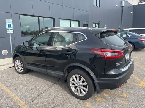 Used 2020 Nissan Rogue Sport SV image 2