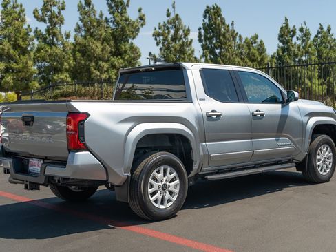 Used 2024 Toyota Tacoma SR5 AWD/4WD image 12