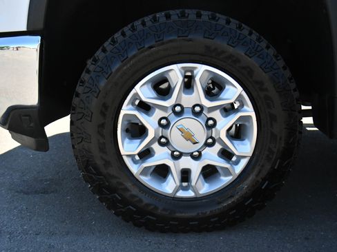 Used 2025 Chevrolet Silverado 2500 LT image 12