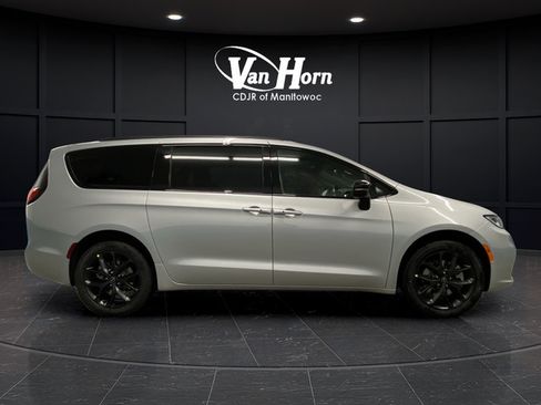 New 2026 Chrysler Pacifica Select w/ S Appearance Package AWD/4WD image 2