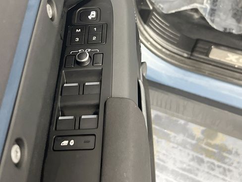 Used 2023 Land Rover Defender 110 X-Dynamic SE image 17