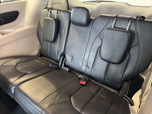 Used 2022 Chrysler Pacifica Touring-L image 8