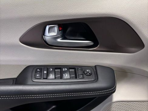 Used 2024 Chrysler Voyager LX image 7