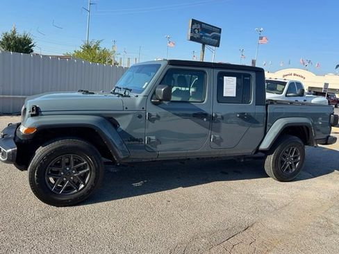 Used 2024 Jeep Gladiator Sport AWD/4WD image 3