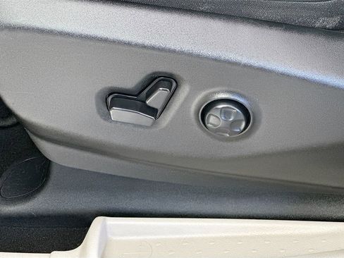 Used 2023 Chrysler Pacifica Touring-L FWD image 21