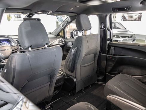 Used 2019 Chrysler Pacifica Touring Plus w/ S Appearance Package FWD image 31