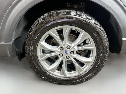 Used 2020 Ford Explorer XLT w/ Equipment Group 202A AWD/4WD image 31