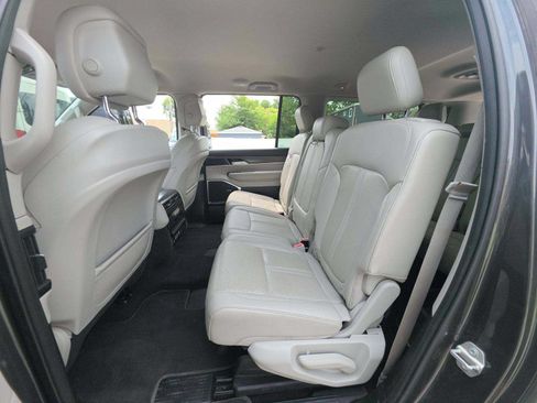 Used 2024 Jeep Wagoneer L Series II RWD image 10