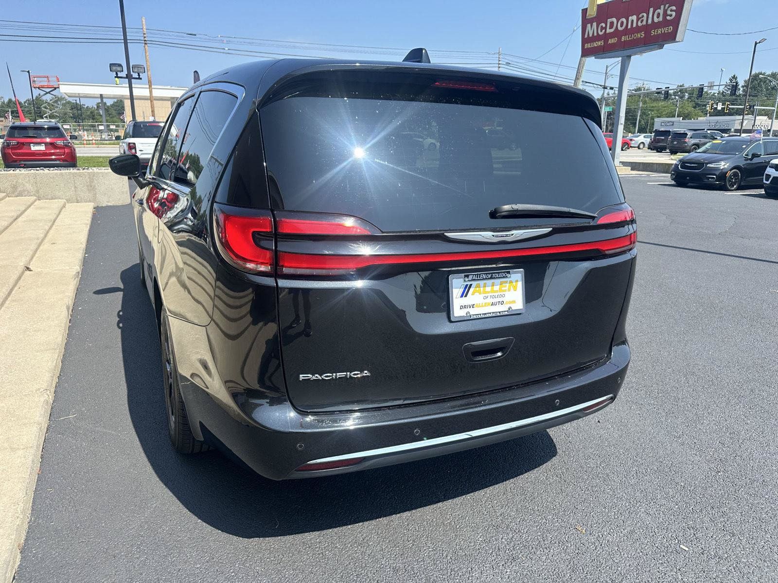 Used 2023 Chrysler Pacifica Touring-L FWD image 9