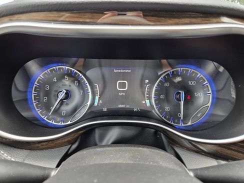 Used 2023 Chrysler Pacifica Limited FWD image 32