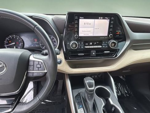 Used 2020 Toyota Highlander XLE FWD image 11