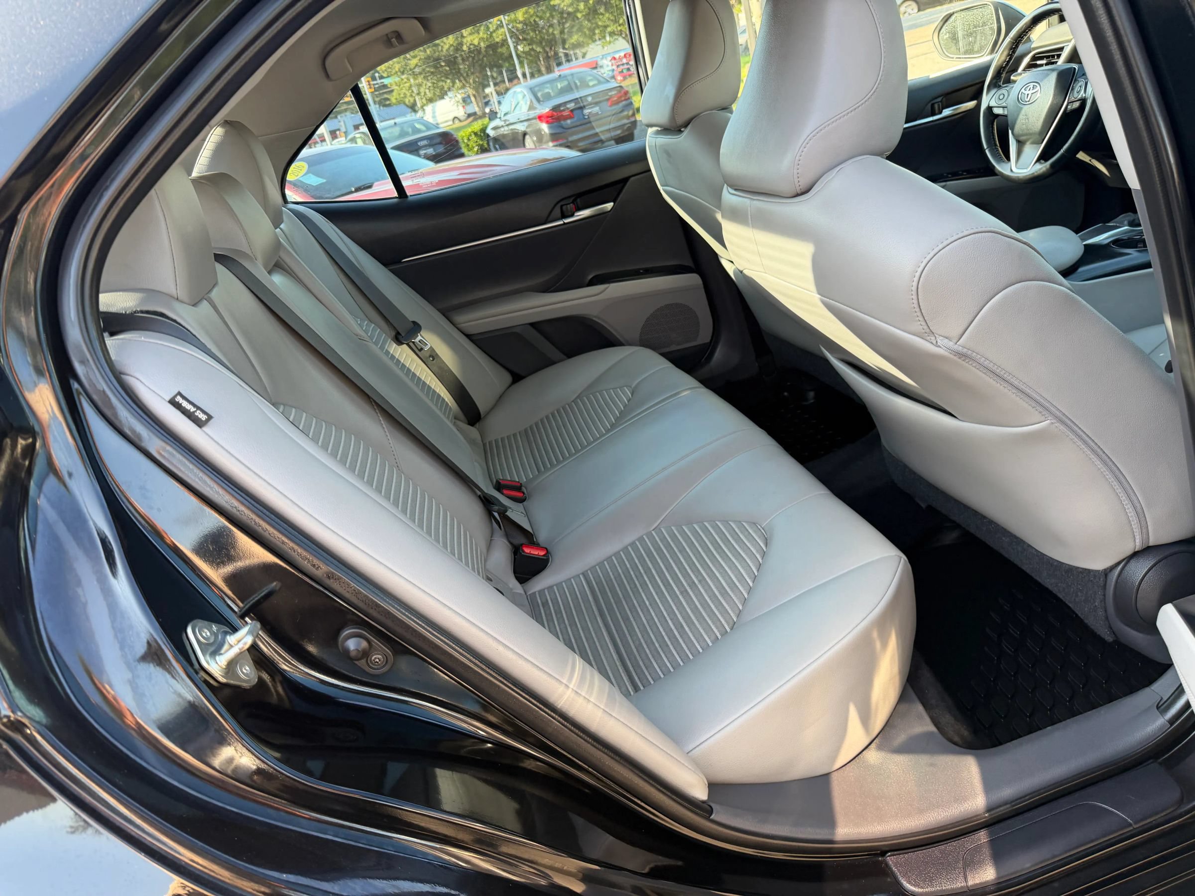Used 2020 Toyota Camry SE w/ Convenience Package FWD image 14