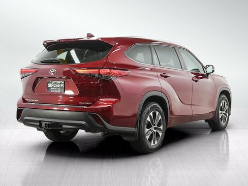 Used 2020 Toyota Highlander XLE AWD/4WD image 5