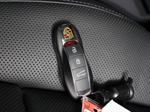 Certified 2026 Porsche Macan AWD/4WD image 34