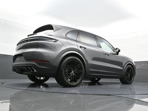 Used 2025 Porsche Cayenne image 27