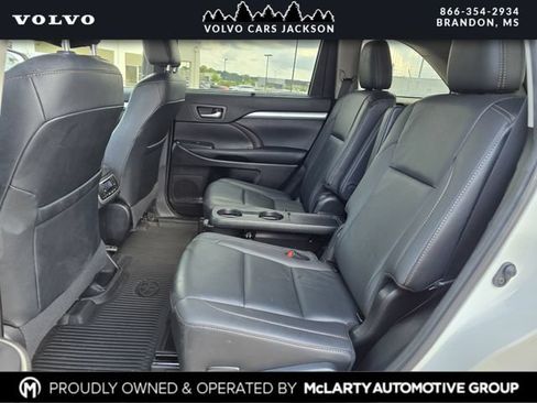 Used 2019 Toyota Highlander XLE FWD image 16