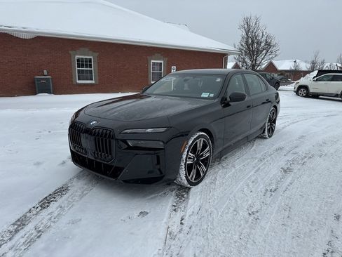 Used 2026 BMW i7 xDrive60 w/ Executive Package image 2