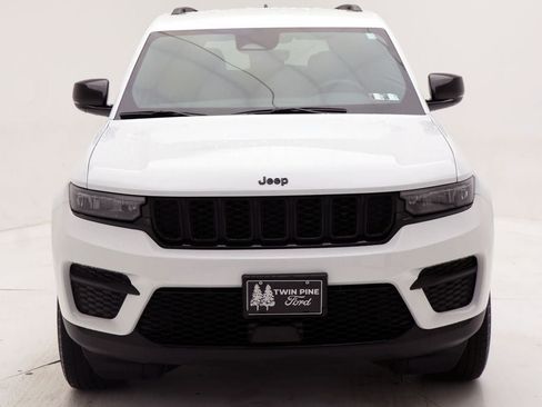 Used 2025 Jeep Grand Cherokee Altitude image 4