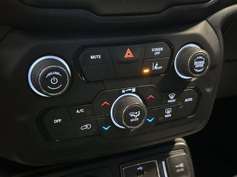 Used 2022 Jeep Renegade Latitude w/ Convenience Group AWD/4WD image 16