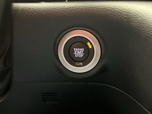 Used 2025 Chrysler Pacifica Select FWD image 21
