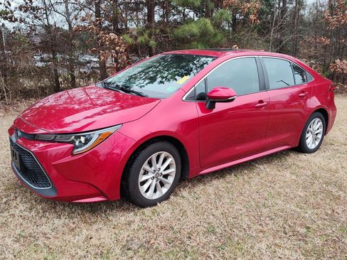 Used 2020 Toyota Corolla XLE image 1